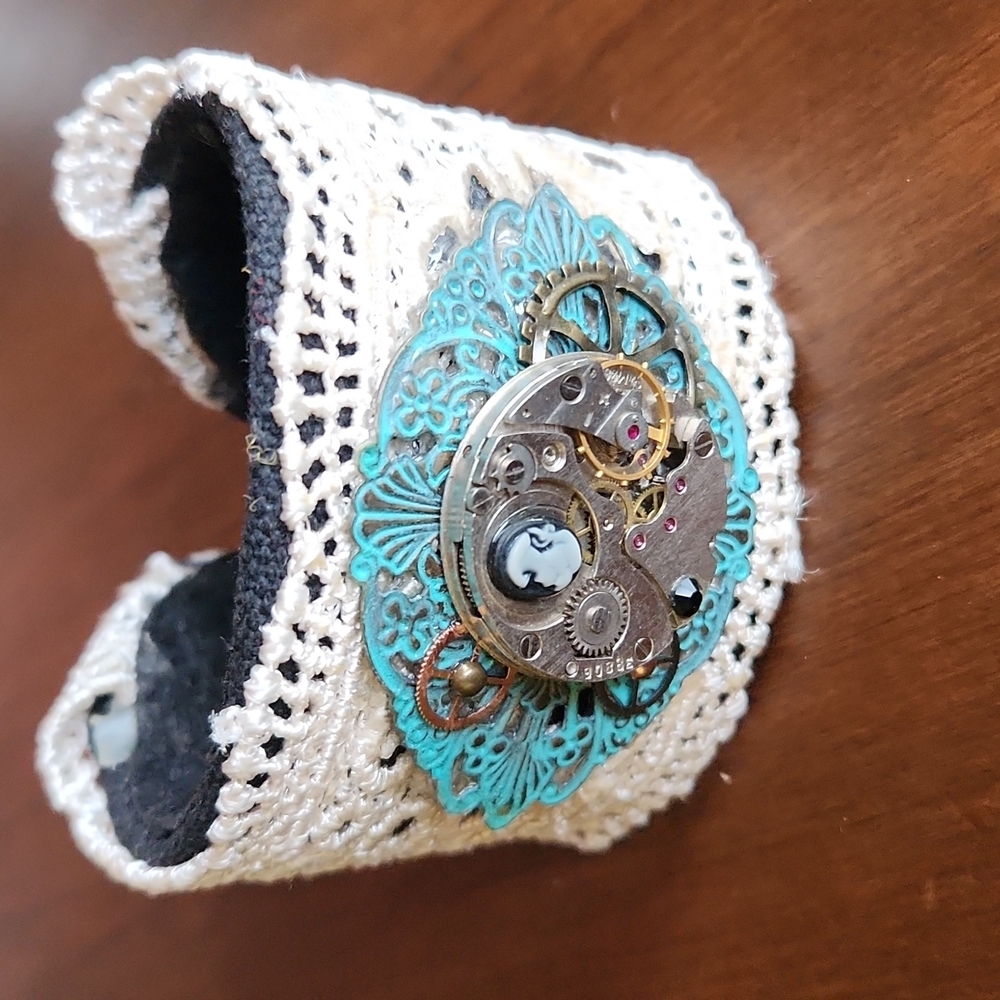 Bracelet,  Lockett, and necklace set.